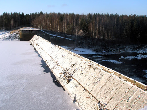 Как ремонтируют плотину на карельской реке Авама