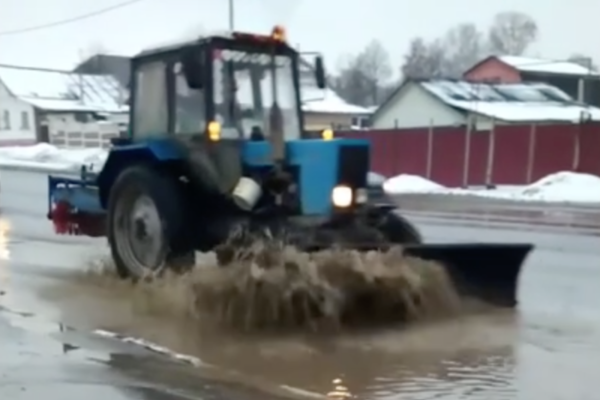 В российских городах лужи пытаются расчистить тракторами