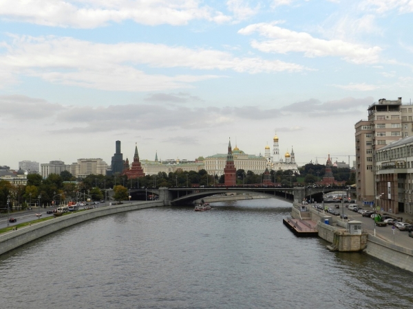 На склоне Москвы реки, где проводится обследование с последующим вывозом загрязненного грунта, ведется установка ограждения