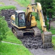 Выбоины во дворах Подмосковья ремонтируют