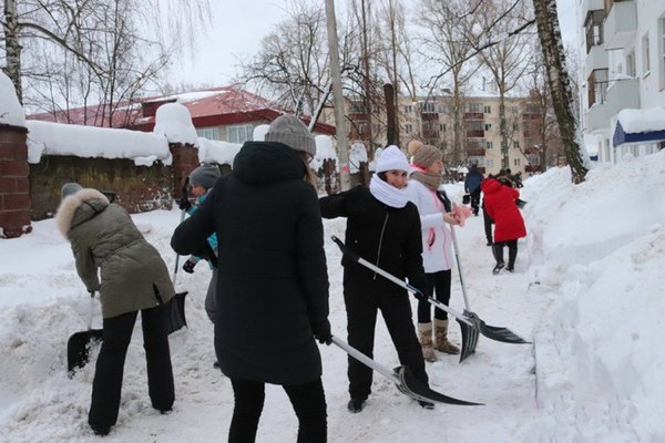 Чиновников в российском городе заставили расчищать снег