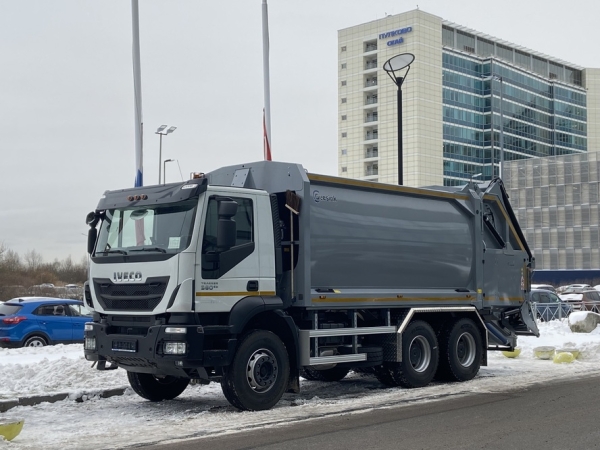 Новинка — мусоровоз на базе шасси IVECO Trakker (6 x 4) с надстройкой-компактором GeesinkNorba