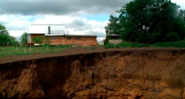 ЧП в Тульской области: село начало уходить под землю