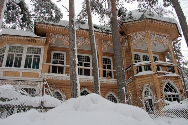 Сын российского экс-министра не смог продать особняк и подарил его маме Сын российского экс-министра не смог продать особняк и подарил его маме